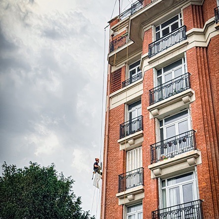 Intervention sur cordes pour sécurisation d’éléments instables en façade. Travail rapide en site occupé, sans échafaudage.